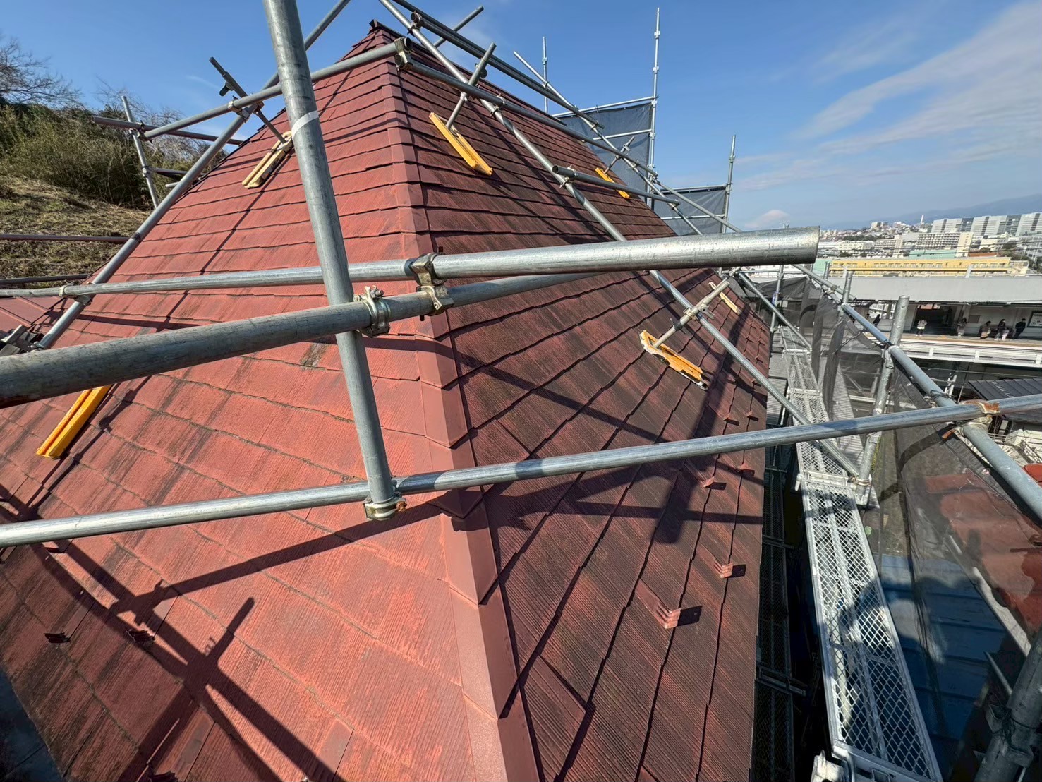 急勾配屋根カバー工法と天窓塞ぎ